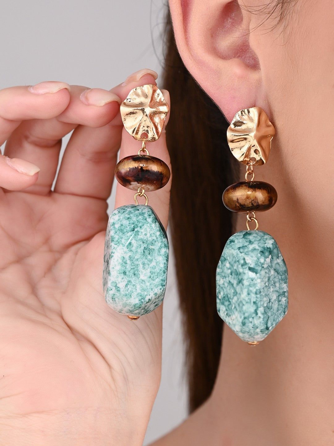 Emerald Aura Drop Earrings - Reenisaa
