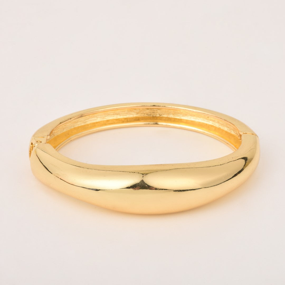 Chunky Gold Cuff Bracelet for Modern Glamour