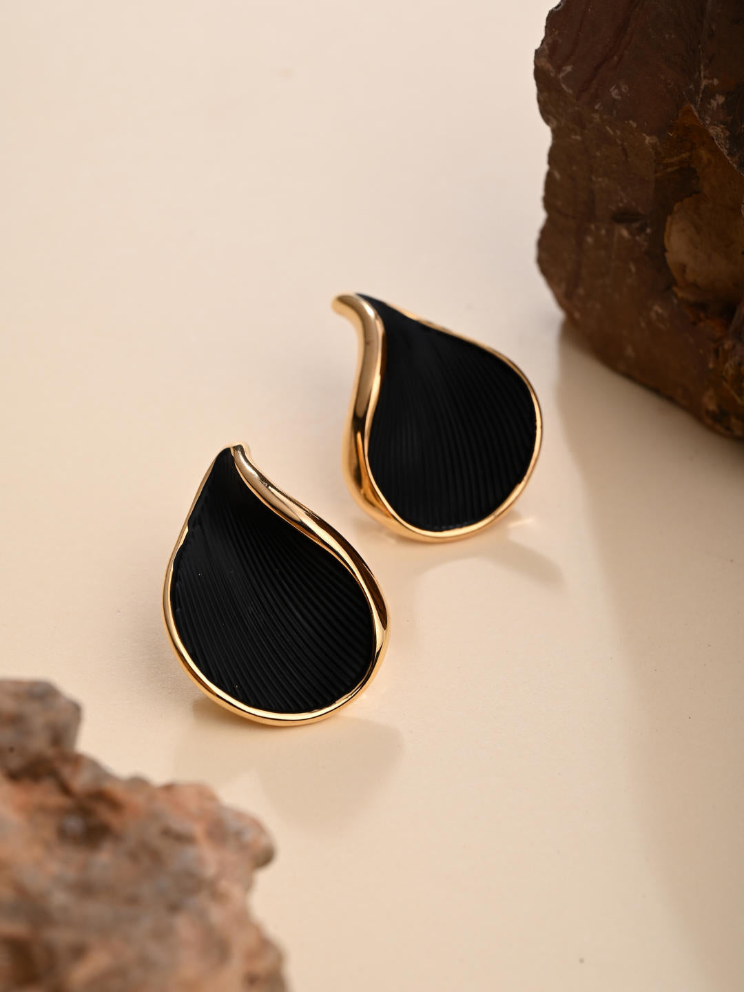 Elegant Black Teardrop Wave Earrings