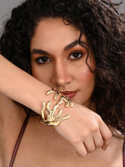 Coral Crest Sculpt Bangle – Gold