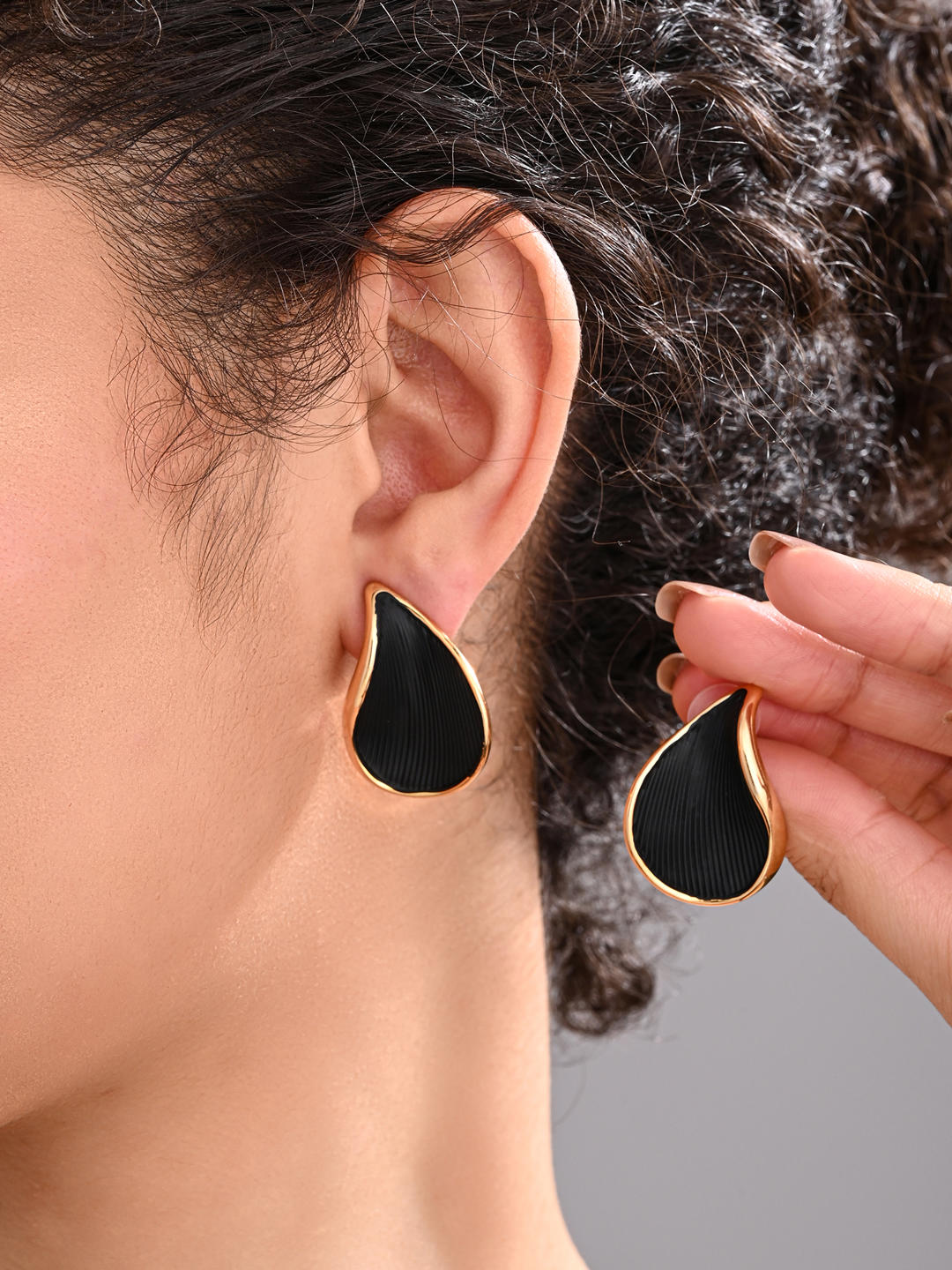 Elegant Black Teardrop Wave Earrings