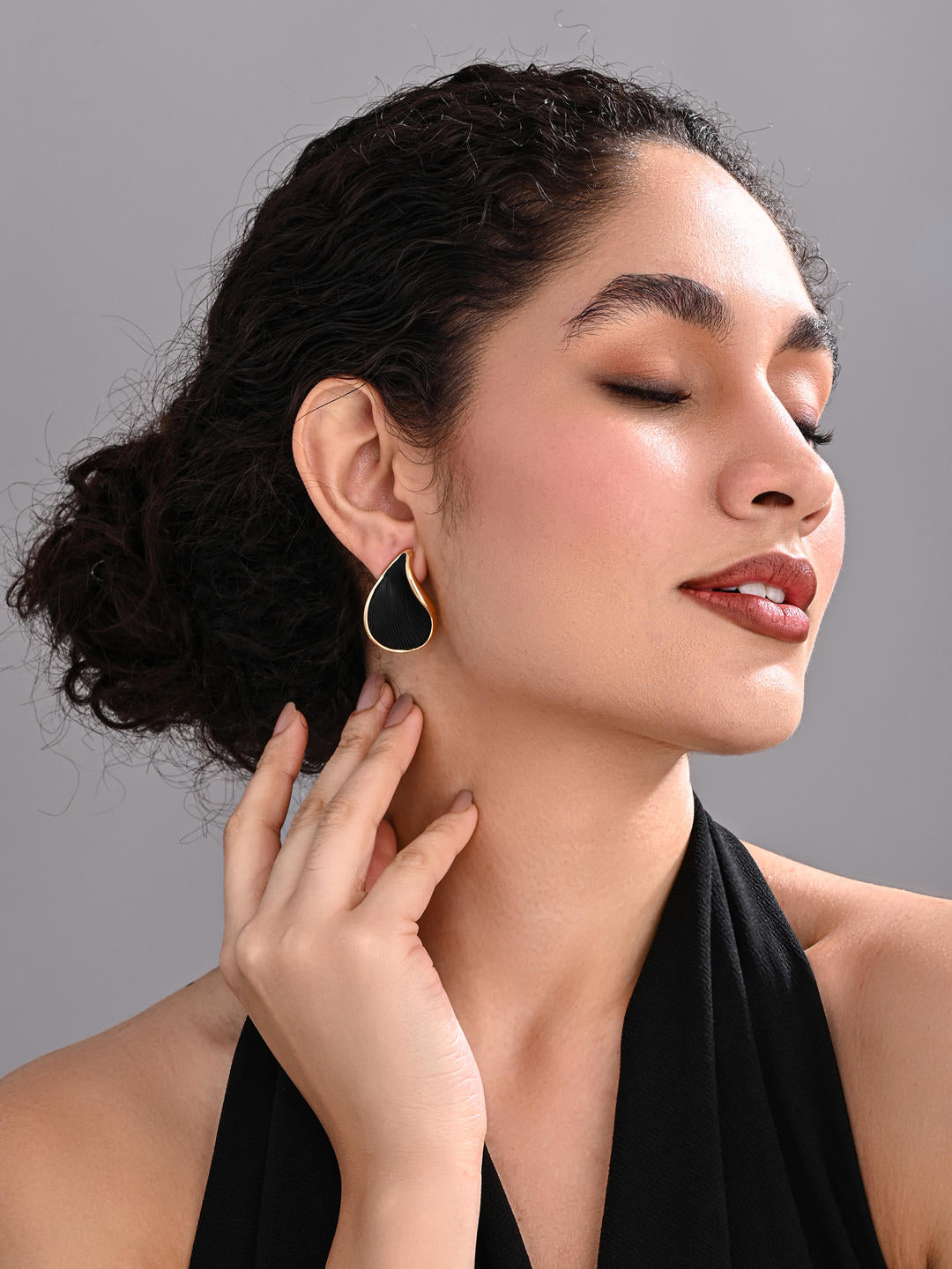 Elegant Black Teardrop Wave Earrings