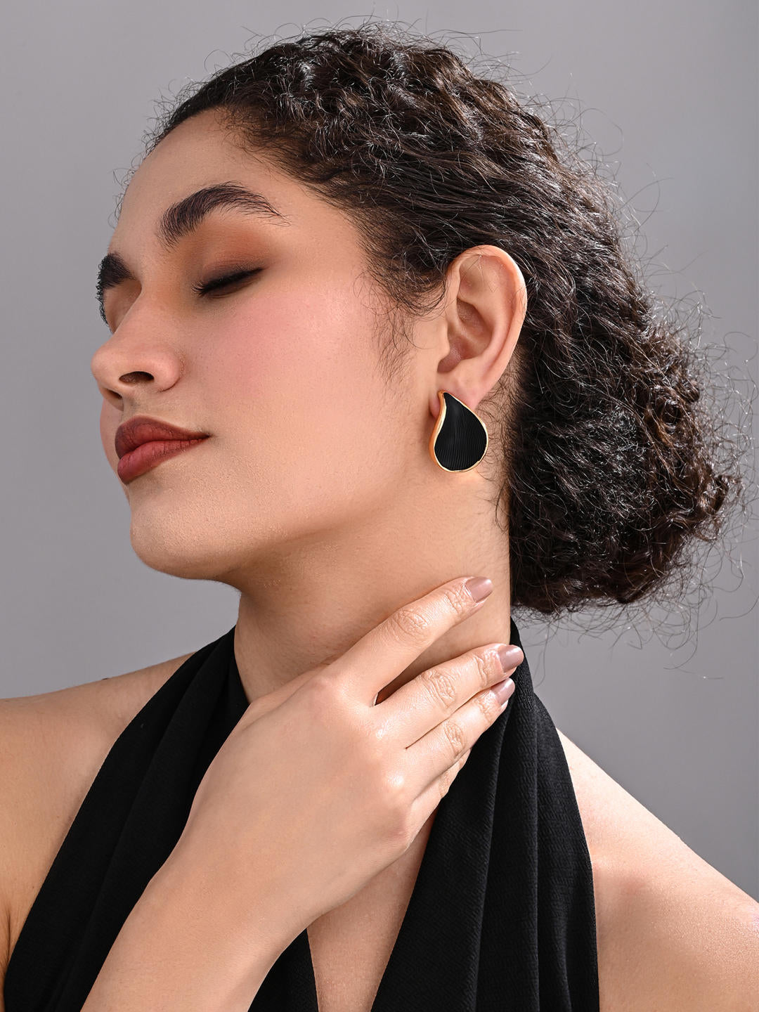 Elegant Black Teardrop Wave Earrings
