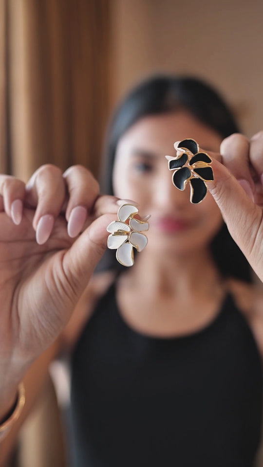 Classic petal stud earrings in white and black